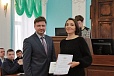 Демупат Муниципалитета Олег Ненилин вручает сертификат участника аспиранту ЯрГУ Анне Чапаевой