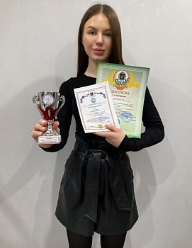 Студентка факультета биологии и экологии Виктория Меркулова одержала победу в экспериментальном туре XI ежегодной межрегиональной олимпиады по химии