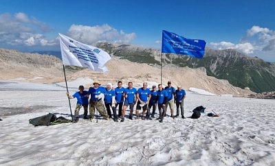 Команда Демидовского университета установила памятную табличку на горе Фишт