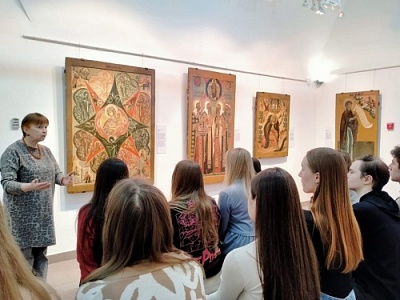 Студенты исторического факультета ЯрГУ посетили выставку икон в Митрополичьих палатах