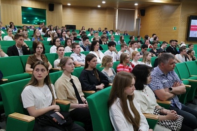 Ярославские школьники познакомились с экономическим факультетом ЯрГУ и подготовились к ЕГЭ в формате викторины
