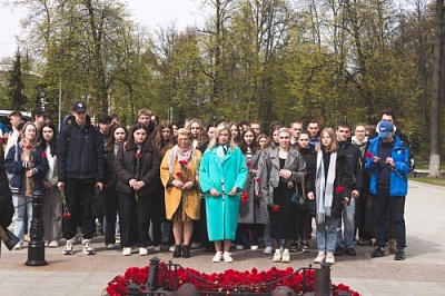 Студенты факультета социально-политических наук возложили цветы к монументу Вечного огня