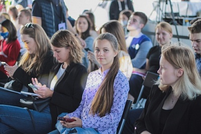Студенты российских вузов, участники Молодежного медиацентра при Минобрнауки записали обращение