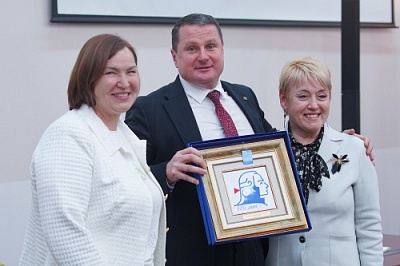 Ярославская областная нотариальная палата сделала необычный подарок в честь 220-летия ЯрГУ